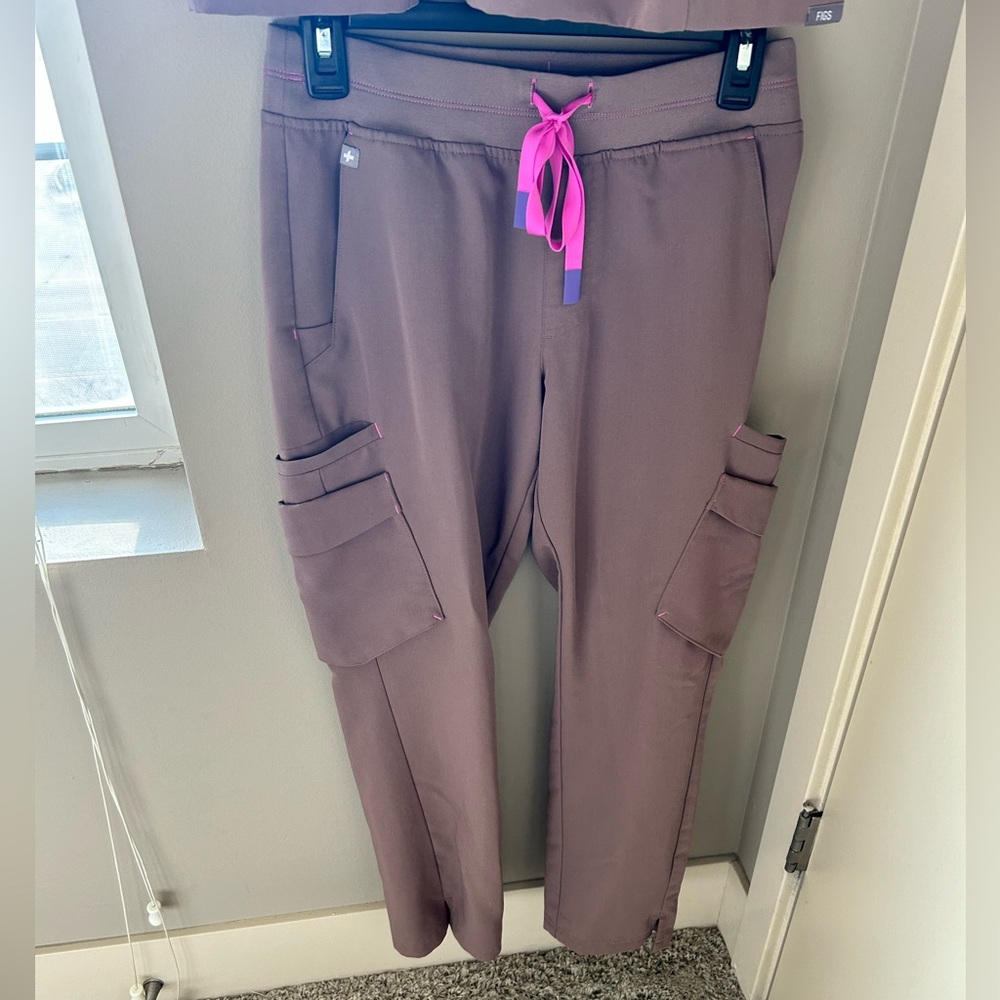 FIGS- Petite Double Utility Skinny Scrub Pants - S - Petite / Smokey Taupe